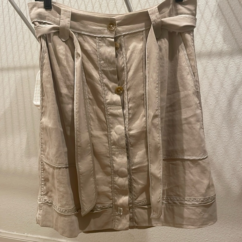 Beautiful skirt with pockets and belt